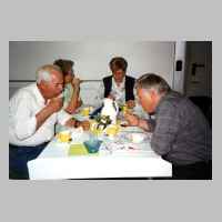 59-05-1165 7. Schirrauer Kirchspieltreffen 2004 - Die Torte scheint gut zu schmecken.JPG
